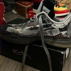 Kobe X (GS) 7Y Dark grey/black silver white